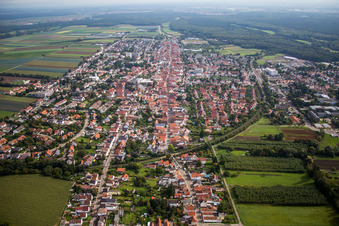 Ortsansicht der Straßen und Häuser der Wohngebiete in Kandel im Bundesland Rheinland-Pfalz, Deutschland