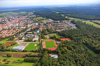 Luftaufnahme von Bienwaldhalle, Integrierte Gesamtschule Kandel und Bienwaldstadion im Bundesland Rheinland-Pfalz, Deutschland