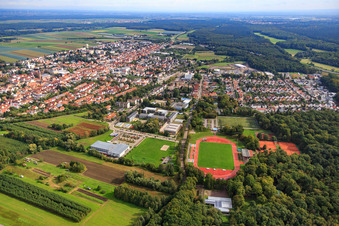 Schrägluftbild von Bienwaldhalle, Integrierte Gesamtschule Kandel und Bienwaldstadion im Bundesland Rheinland-Pfalz, Deutschland