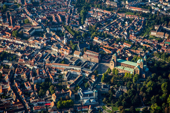 Kirchengebäude des Domes in der Altstadt in Speyer im Bundesland Rheinland-Pfalz, Deutschland