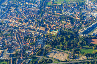 Luftaufnahme von Maximilianstraße vom Altpörtel bis zum Domplatz in Speyer im Bundesland Rheinland-Pfalz, Deutschland