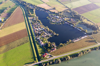 Wochenendgrundstücke am Ufer des Baggersees Hohwiesensee in Ketsch im Bundesland Baden-Württemberg, Deutschland