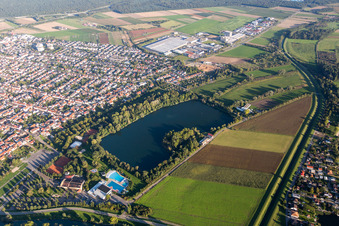 Ufer des Baggersees Anglersee in Ketsch im Bundesland Baden-Württemberg, Deutschland
