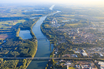 Rheinbrücken für die Bundesstraße 35 Rudolf-von-Habsburg-Brücke und die Eisenbahn in Germersheim im Bundesland Rheinland-Pfalz, Deutschland