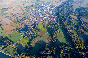 Ortsansicht der Straßen und Häuser der Wohngebiete im Ortsteil Rheinsheim in Philippsburg im Bundesland Baden-Württemberg, Deutschland