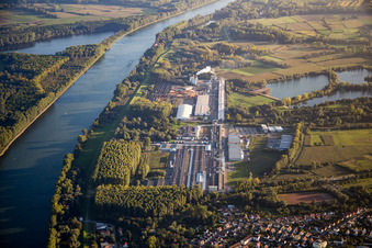 Nolte Möbel GmbH & Co. KG und Rheinspan GmbH am Rheinufer in Germersheim im Bundesland Rheinland-Pfalz, Deutschland