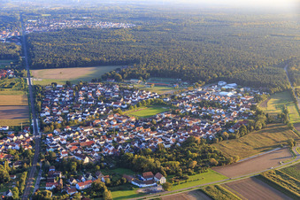 Kandeler Straße von Norden in Rheinzabern im Bundesland Rheinland-Pfalz, Deutschland