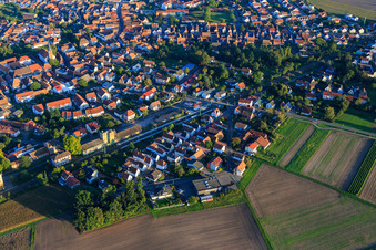Mühlgasse und Waldstraße an der Bahn in Rheinzabern im Bundesland Rheinland-Pfalz, Deutschland
