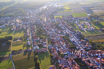 Luitpoldstraße von Osten in Hatzenbühl im Bundesland Rheinland-Pfalz, Deutschland