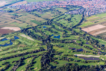 Gelände des Golfplatz des Golf Club St. Leon-Rot in Sankt Leon-Rot im Bundesland Baden-Württemberg, Deutschland von oben gesehen