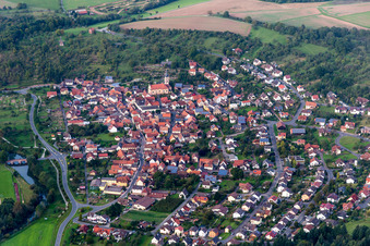 Ortsansicht der Straßen und Häuser der Wohngebiete im Ortsteil Reicholzheim in Wertheim im Bundesland Baden-Württemberg, Deutschland