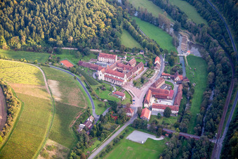 Gebäudekomplex des Kloster Bronnbach mit Abteigarten und Abteikirche Mariä Himmelfahrt in Wertheim im Bundesland Baden-Württemberg, Deutschland