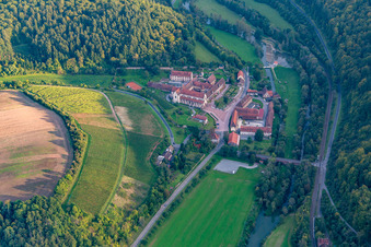Luftbild von Gebäudekomplex des Kloster Bronnbach mit Abteigarten und Abteikirche Mariä Himmelfahrt in Wertheim im Bundesland Baden-Württemberg, Deutschland