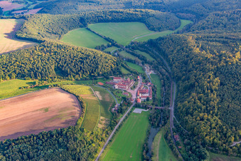 Luftaufnahme von Gebäudekomplex des Kloster Bronnbach mit Abteigarten und Abteikirche Mariä Himmelfahrt in Wertheim im Bundesland Baden-Württemberg, Deutschland