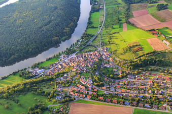 Luftbild von Dorf am Ufer des Mains im Ortsteil Urphar in Wertheim im Bundesland Baden-Württemberg, Deutschland