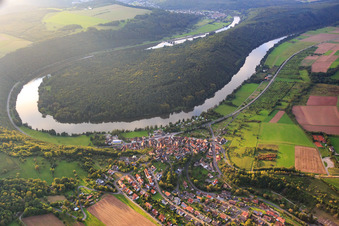 Dorf an der Mainschleife im Ortsteil Urphar in Wertheim im Bundesland Baden-Württemberg, Deutschland