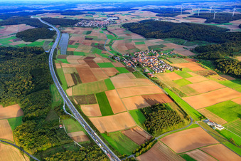 Dorf - Ansicht an der A3 von Nordwesten im Ortsteil Holzkirchhausen in Helmstadt im Bundesland Bayern, Deutschland
