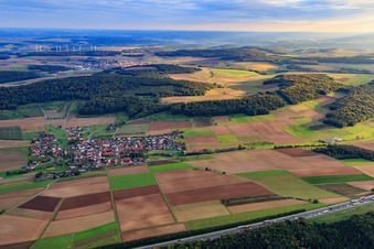 Dorf - Ansicht an der A3 von Norden im Ortsteil Holzkirchhausen in Helmstadt im Bundesland Bayern, Deutschland