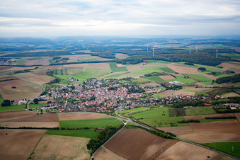 Dorf - Ansicht am Rande von landwirtschaftlichen Feldern und Nutzflächen in Uettingen im Bundesland Bayern, Deutschland
