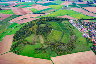 Runder Weinberg Kirchberg mit Fussballplatz in Franken in Uettingen im Bundesland Bayern, Deutschland