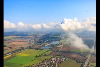 Dorfansicht von Westen an der A70 im Ortsteil Horhausen in Theres im Bundesland Bayern, Deutschland