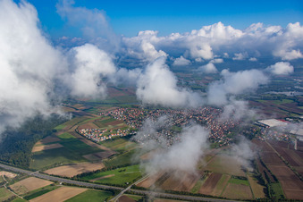 Ort unter Wolken in Knetzgau im Bundesland Bayern, Deutschland