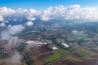 Industriegebiet unter Wolken in Knetzgau im Bundesland Bayern, Deutschland