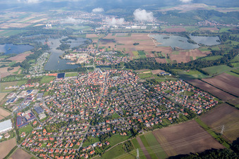 Ortschaft an den Fluss- Uferbereichen des Main in Sand am Main im Bundesland Bayern, Deutschland