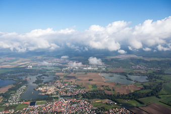Luftbild von Ortschaft an den Fluss- Uferbereichen des Main in Sand am Main im Bundesland Bayern, Deutschland