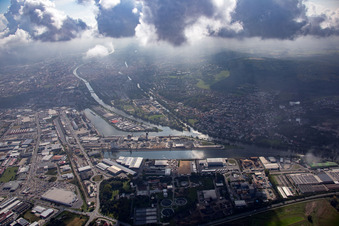 Kaianlagen und Schiffs- Anlegestellen am Hafenbecken des Binnenhafen Main im Ortsteil Gaustadt in Bamberg im Bundesland Bayern, Deutschland