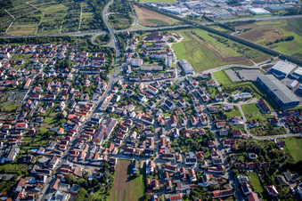 Luftbild von Ortsansicht der Straßen und Häuser der Wohngebiete in Hallstadt im Bundesland Bayern, Deutschland