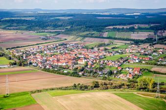 Dorf - Ansicht am Rande von landwirtschaftlichen Feldern und Nutzflächen in Staffelbach in Oberhaid im Bundesland Bayern, Deutschland