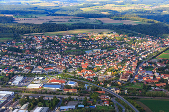 Dorf an der B26 im Ortsteil Gleisenau in Ebelsbach im Bundesland Bayern, Deutschland