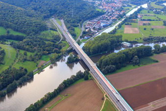 Die A70 überquert den Main und verschwindet im Tunnel Schwarzer Berg im Ortsteil Limbach in Eltmann im Bundesland Bayern, Deutschland