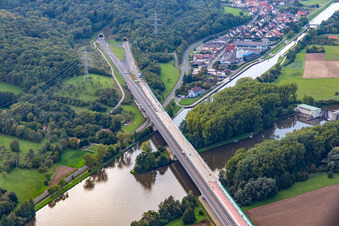 Streckenführung und Fahrspuren im Verlauf der Autobahn- Brücke der BAB A70 über den Main in Eltmann im Ortsteil Limbach im Bundesland Bayern, Deutschland