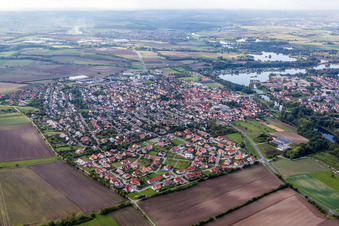 Luftaufnahme von Ortschaft an den Fluss- Uferbereichen des Main in Sand am Main im Bundesland Bayern, Deutschland