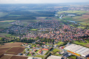 Ortsansicht der Straßen und Häuser der Wohngebiete in Knetzgau im Bundesland Bayern, Deutschland
