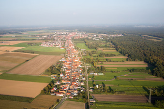 Ortsansicht der langen Rhein-, Haupt und Saarstraße durch Kandel im Bundesland Rheinland-Pfalz, Deutschland
