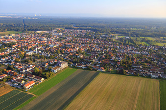 Luftaufnahme von Guttenbergstraße mit Willi-Hussong-Haus in Kandel im Bundesland Rheinland-Pfalz, Deutschland