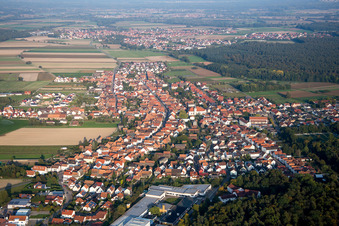 Ortsansicht der Straßen und Häuser der Wohngebiete in Hatzenbühl im Bundesland Rheinland-Pfalz, Deutschland