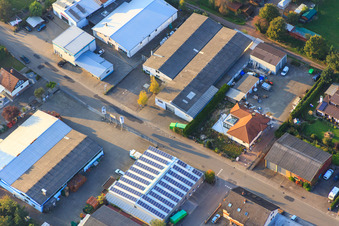 Schrägluftbild von Industriegebiet Am Kleinwald aus Südosten mit Stickerei Rieder und Getränke-Trauth GbR Inh. N. & C. Lachomski in Herxheim bei Landau im Bundesland Rheinland-Pfalz, Deutschland