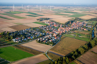Dorf - Ansicht am Rande von Windrädern und landwirtschaftlichen Feldern und Nutzflächen in Herxheimweyher im Bundesland Rheinland-Pfalz, Deutschland
