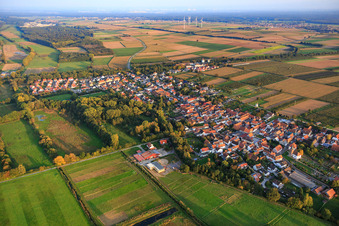Luftaufnahme von Dorfansicht von Nordwesten in Billigheim-Ingenheim im Bundesland Rheinland-Pfalz, Deutschland