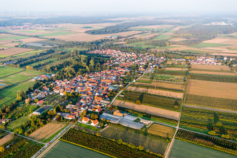 Dorf - Ansicht am Rande von landwirtschaftlichen Feldern und Nutzflächen in Winden im Bundesland Rheinland-Pfalz, Deutschland