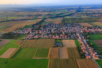 Luftaufnahme von Dorfübersicht aus Süden in Freckenfeld im Bundesland Rheinland-Pfalz, Deutschland