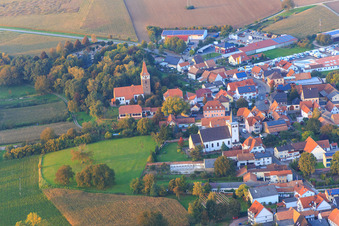 Herrengasse und Saarstraße von Süden in Minfeld im Bundesland Rheinland-Pfalz, Deutschland