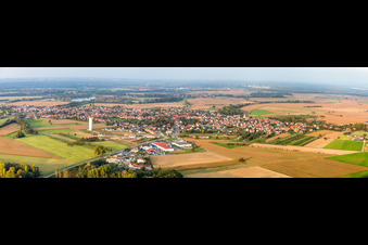 Panorama Perspektive Dorf - Ansicht am Rande von landwirtschaftlichen Feldern und Nutzflächen in Roeschwoog in Grand Est in Rœschwoog im Bundesland Bas-Rhin, Frankreich