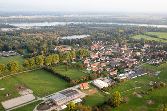 Dorfkern an den Fluß- Uferbereichen des Rhein in Fort-Louis in Grand Est im Bundesland Bas-Rhin, Frankreich