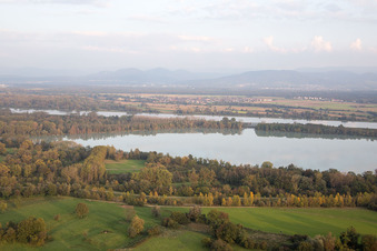 Drohnenbild von Fort-Louis im Bundesland Bas-Rhin, Frankreich