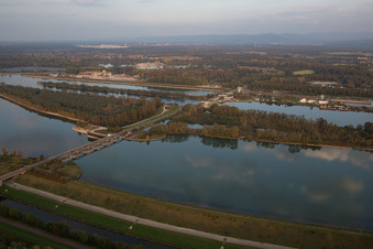 Luftbild von Schleusenanlagen des Wasser und Schifffahrtsamt Freiburg und der EnBW Energie Baden-Württemberg AG, Rheinkraftwerk Iffezheim am Ufer der Wasserstraße Rhein in Iffezheim, Deutschland